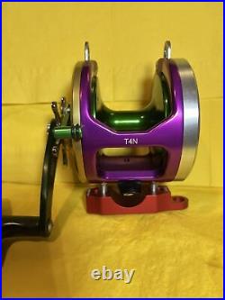 Penn 4/0 Senator Lee Pro / Tiburon Custom Mardi Gras Narrow Yellowtail Special