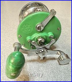 Penn Monofil 26 Baitcasting Reel Vintage Green / Shows some pitting corrosion