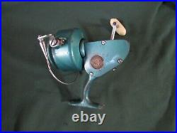 Vintage Penn 704 Spinning Reel (lot 378 x 1016)