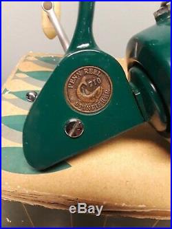 Vintage Penn 710 standard spinfisher. Green Body