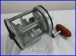 Vintage Penn Jigmaster #500 Bait Casting Fishing Reel Foot 30-200 Phila PA USA