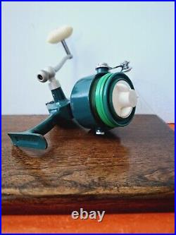 Vintage Penn reel 710 spinfisher greenie with manual pick-up