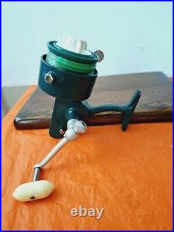 Vintage Penn reel 710 spinfisher greenie with manual pick-up