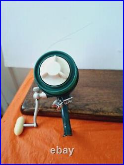 Vintage Penn reel 710 spinfisher greenie with manual pick-up