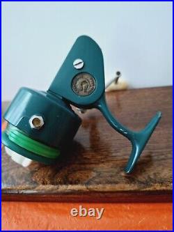 Vintage Penn reel 710 spinfisher greenie with manual pick-up